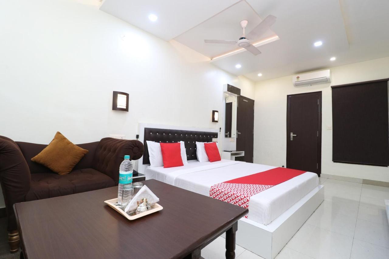 Oyo 29637 Hotel Kakkar Ludhiana Rum bild